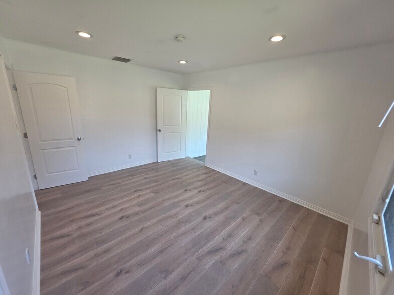 Building Photo - 9805 La Tuna Canyon Rd