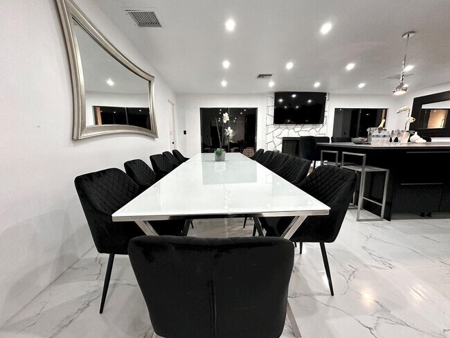 Building Photo - 5700 Saddlebrook Way