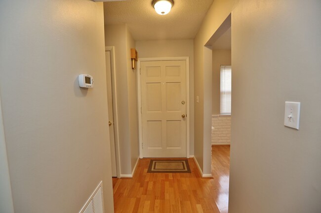 Building Photo - Charming 2 bedroom townhome near Bases & B...