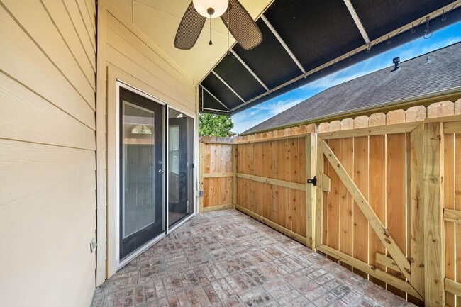 Building Photo - 912 Sweet Pine Dr