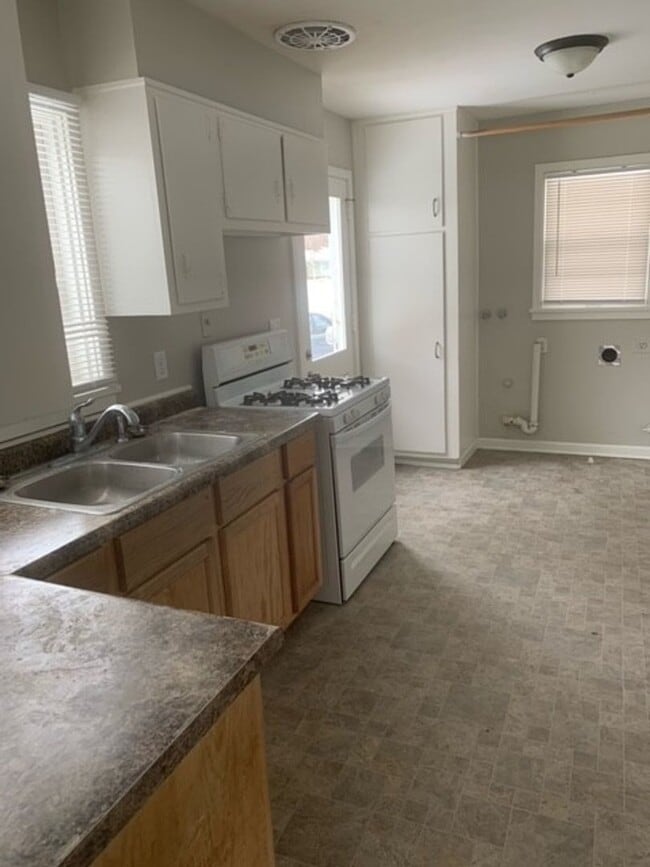 Building Photo - Cute Three bedroom in Airpark Available Now!