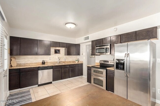 Building Photo - 1412 W 7th Pl