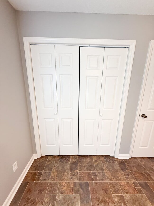 Building Photo - 3 Bedroom 2 Bathroom Home