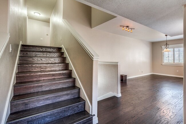 Building Photo - Amazing Tri-Level Westside Rental Home w/ ...