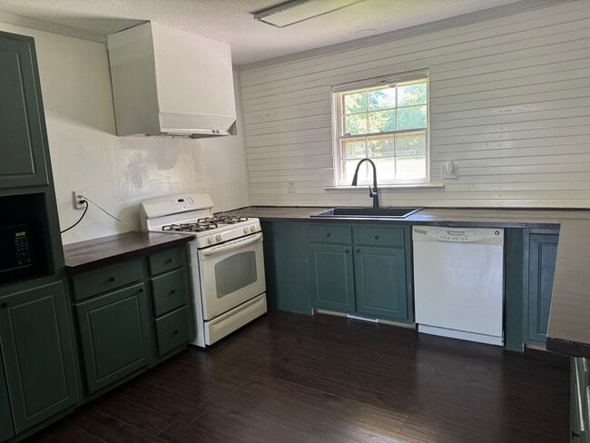 Building Photo - Freshly Painted 3 Bedroom Ranch