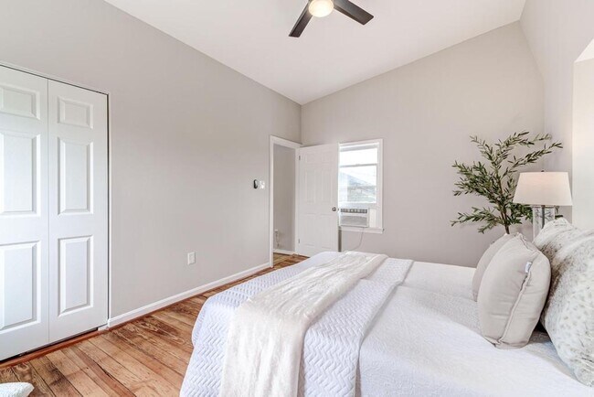 Building Photo - 2 Level Condo with parking, close to metro...
