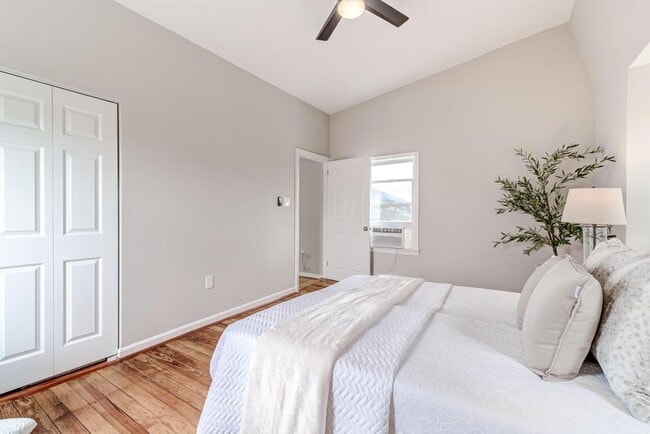 Building Photo - 2 Level Condo with parking, close to metro, utilities included!