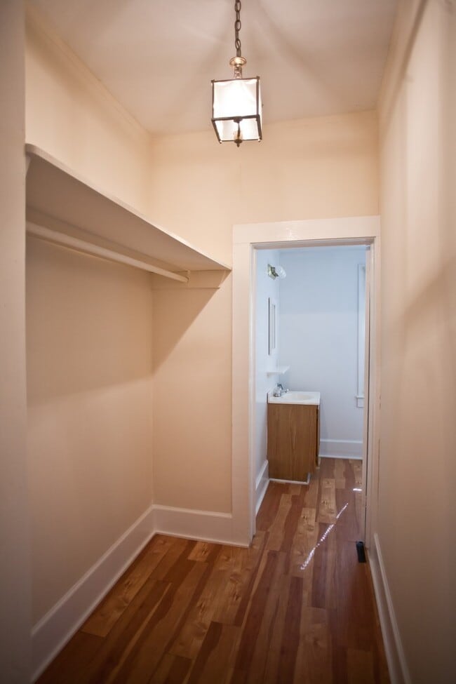 Building Photo - Adorable studio apartment, walk to UNC and downtown! Utilities included!
