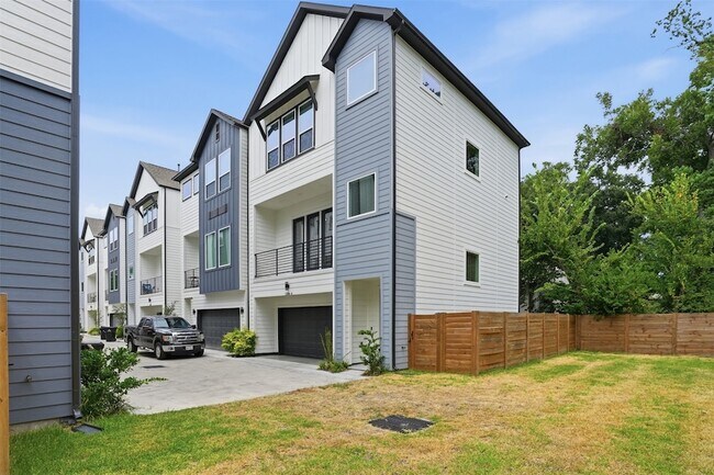 Building Photo - 2306 Hoskins Dr