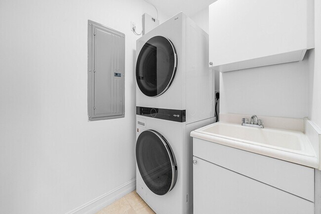 Building Photo - 550 SE Mizner Blvd