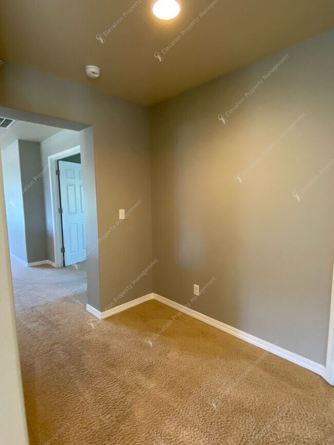 Building Photo - Spacious Corner Home in Prime SW Bend Loca...