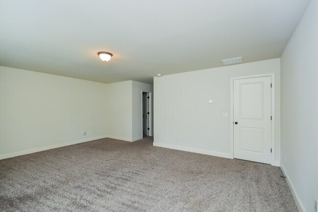 Building Photo - 590 Roland Manor Dr