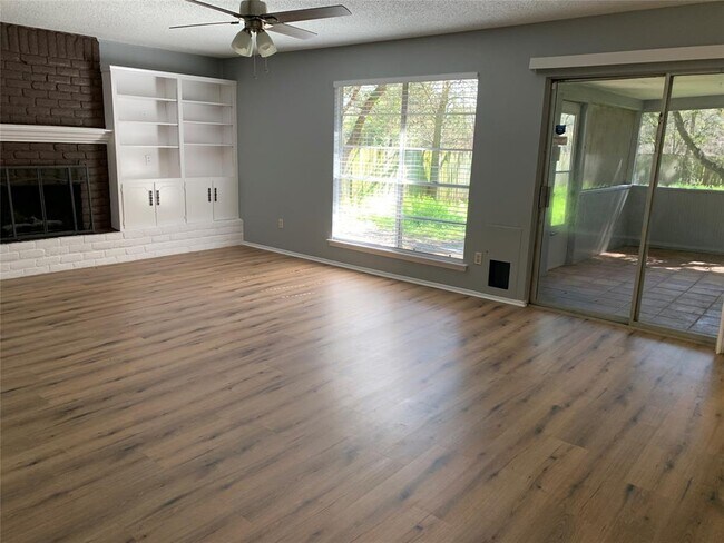 Building Photo - 10015 Woodland Village Dr