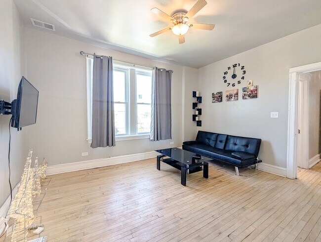 Building Photo - Top floor 2 bed 1 bath apartment