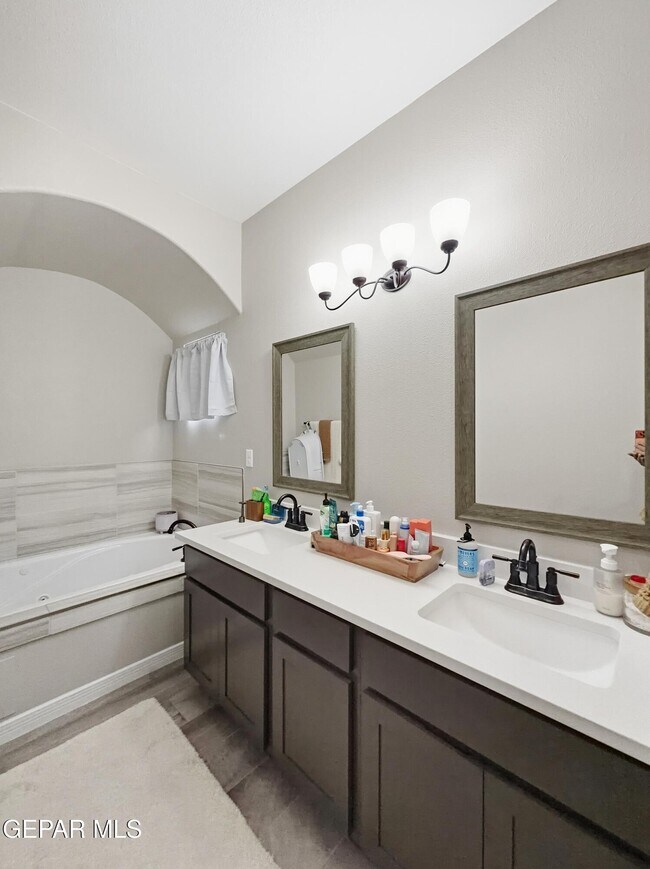 Building Photo - 12805 Kingsbury Ave