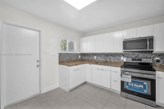 Building Photo - 1550 NE 131st Ln