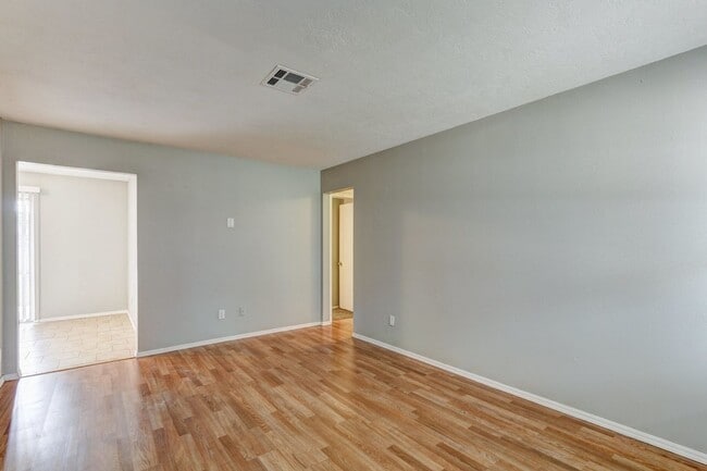 Building Photo - 347 W Cedar Dr