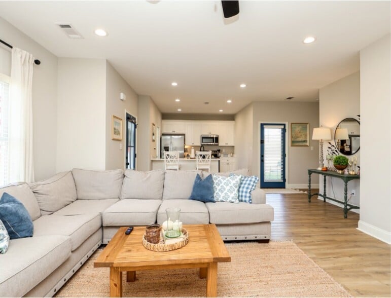 Building Photo - Villa West