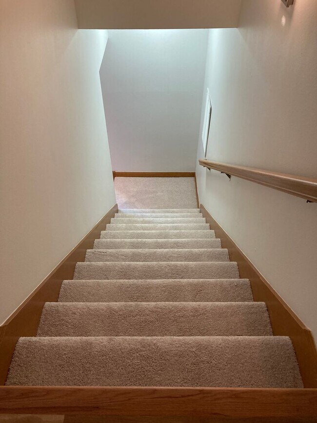 Building Photo - 3bd/3.5ba in Summit Executive Neighborhood