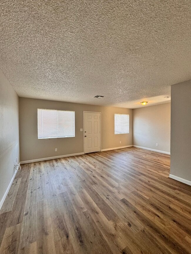 Building Photo - NEWLY REMODELED Spacious & Cozy 3 bed + 1....