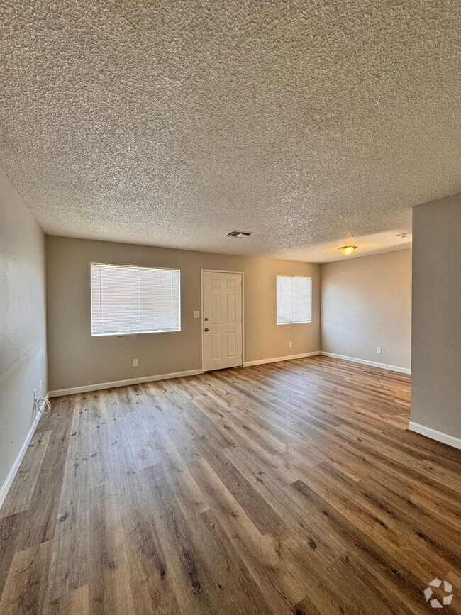 Building Photo - NEWLY REMODELED Spacious & Cozy 3 bed + 1....