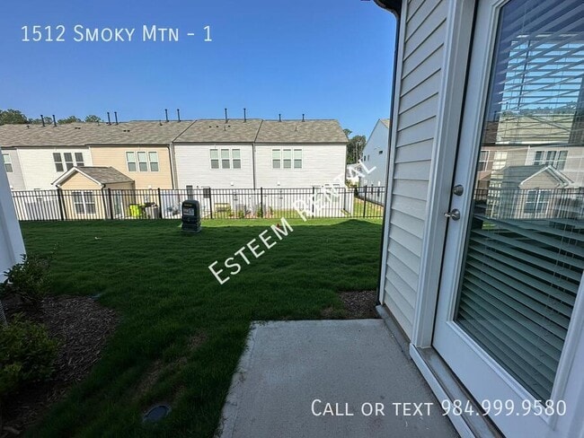 Building Photo - 1512 Smoky Mountains St