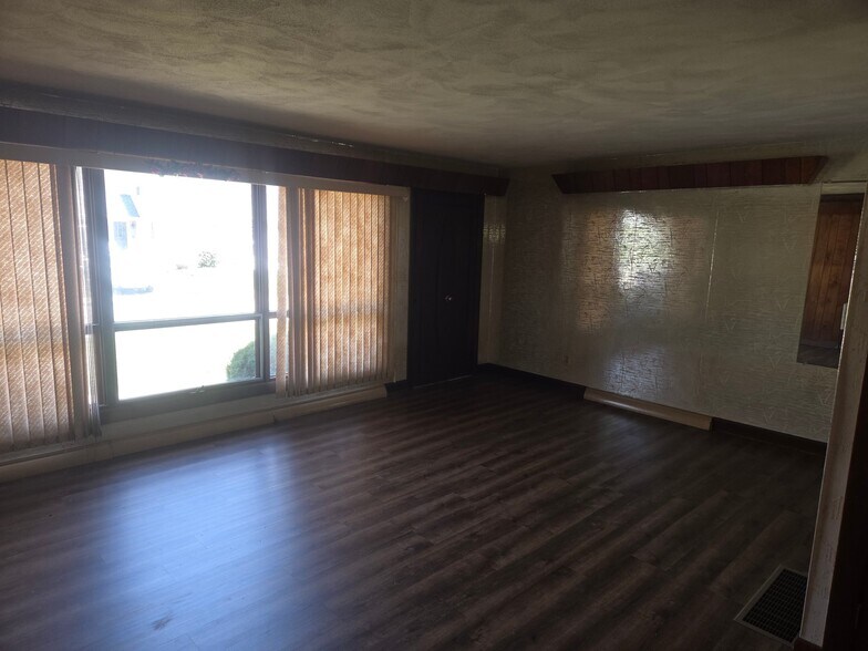 Building Photo - 28 Burt St