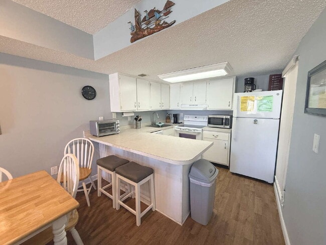 Building Photo - Furnished Tradewinds Condo!