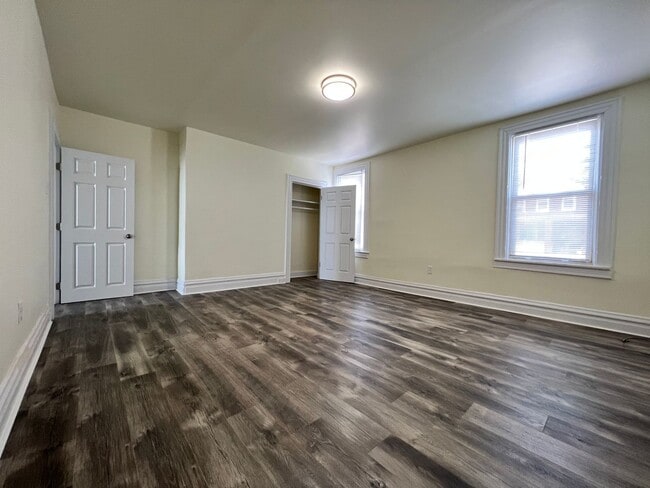 Building Photo - Updated 3BR house with multi-car off street parking!