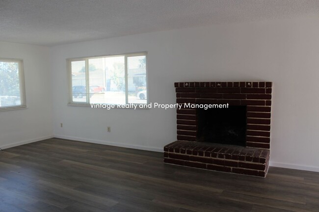 Building Photo - Back On the Rental Market 2 Bedroom Tri-Pl...