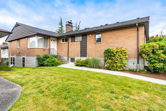 Building Photo - Charming Ballard  Daylight One Bedroom Plu...