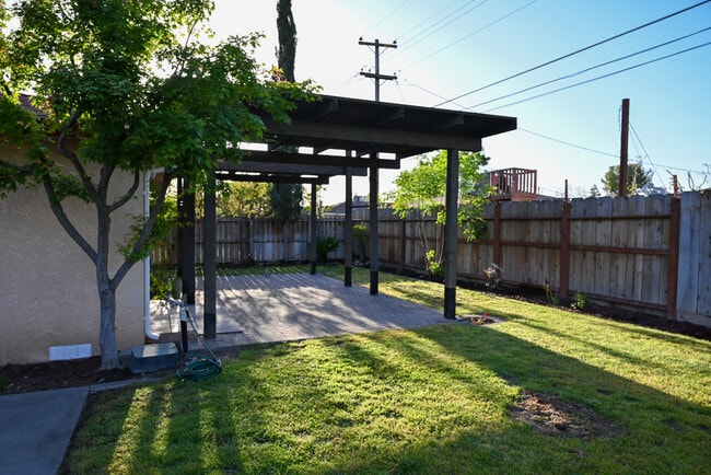 Building Photo - 881 W Rialto Ave