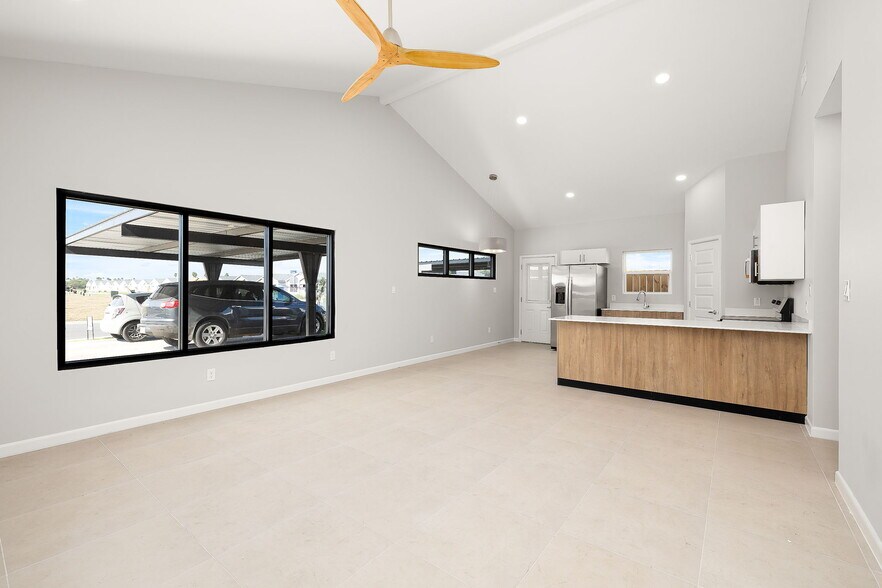 Building Photo - 612 Oriole Rd