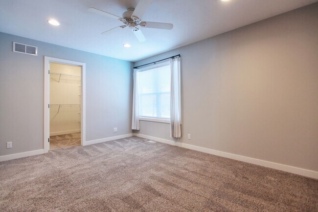 Building Photo - Spacious 2 Bed/2 Bath Condo in Prime Location