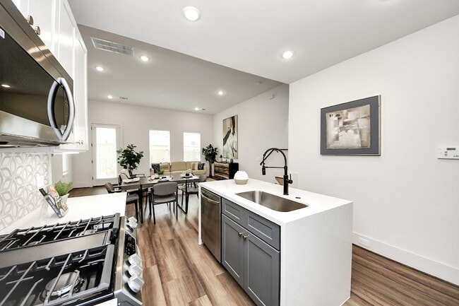 Building Photo - 879 Rachel St