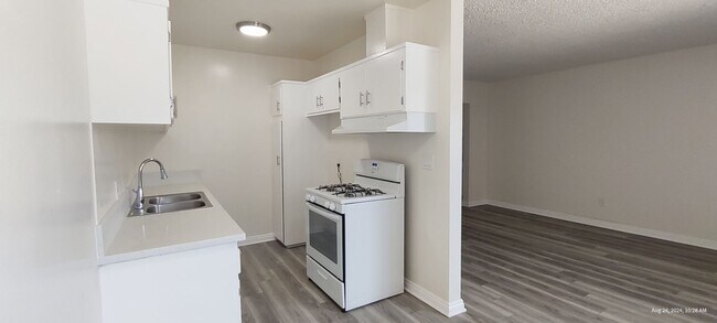 Interior Photo - 14800 Chadron Ave