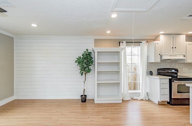 Building Photo - 3002 Kirk St