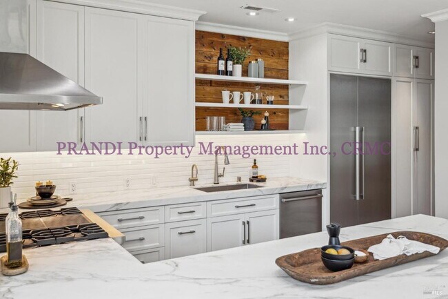 Building Photo - Luxury Townhome on Exclusive De Silva Island!