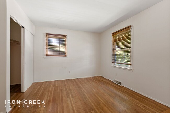 Building Photo - Beautiful Two-Bedroom with Fenced Yard in ...