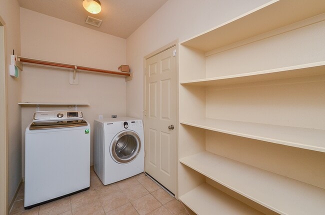 Building Photo - 25135 Ginger Ranch Dr