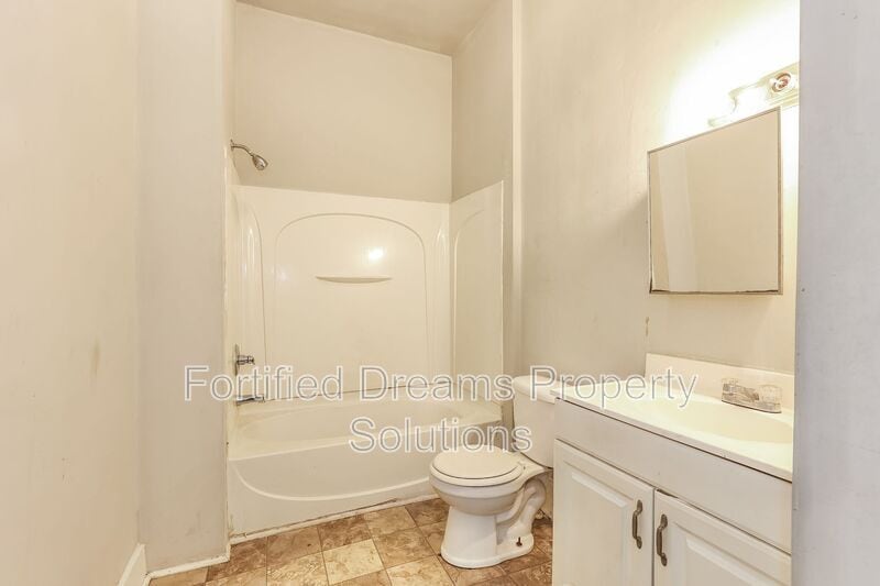 Building Photo - 909 Rich Ave