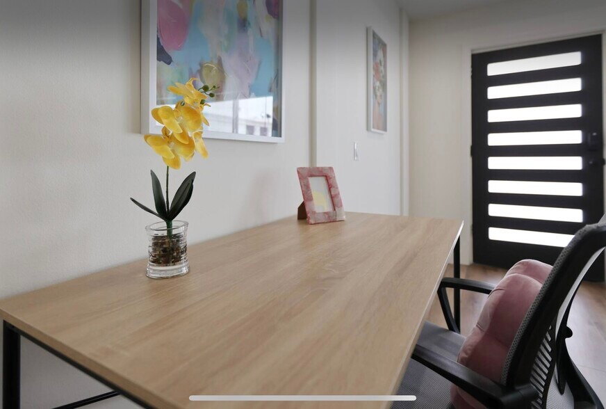 Building Photo - 2806 S Palm Grove Ave