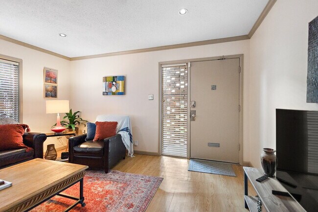 Building Photo - 3 Bed Beauty in Belhaven-FURNISHED