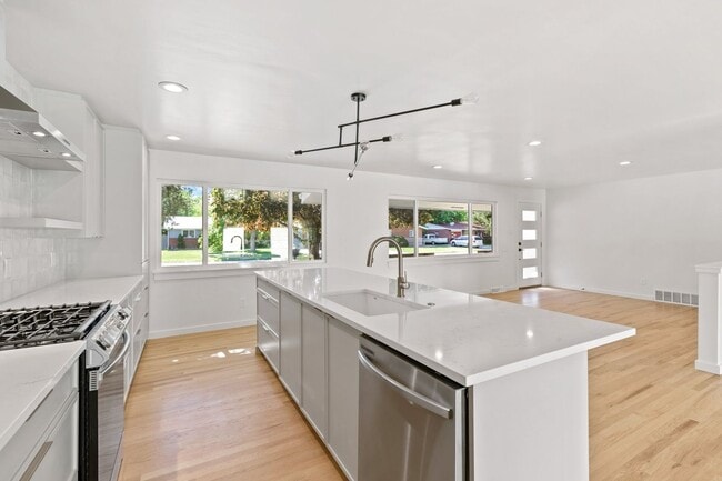 Building Photo - Incredible 4 bedroom Home in Southeast Denver