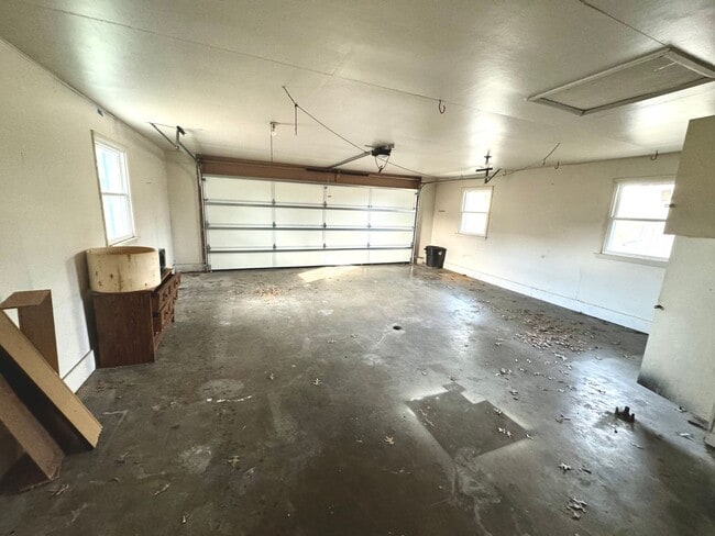 Building Photo - 3 Bedroom / 2 Bath House located on Stodda...