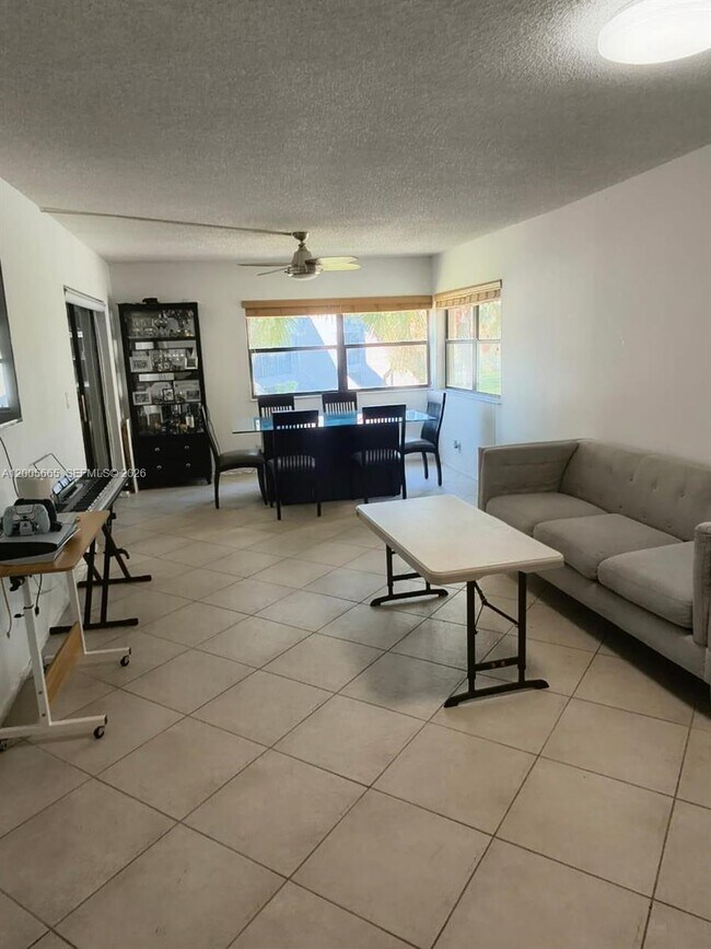 Building Photo - 220 Lakeview Dr