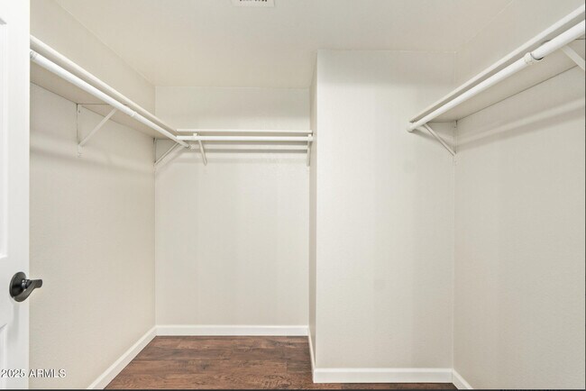 Building Photo - 1424 N Dorsey Ln