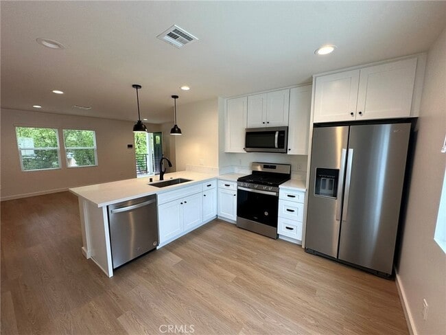 Building Photo - 901 N Orchard Dr