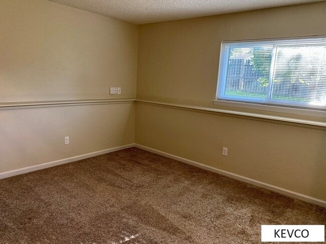 Building Photo - Beautiful Three Bedroom Home!