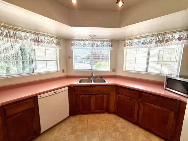 Building Photo - Spacious 3BR Cul-de-Sac Home with Bonus Room, New Carpet & Split Floor Plan!